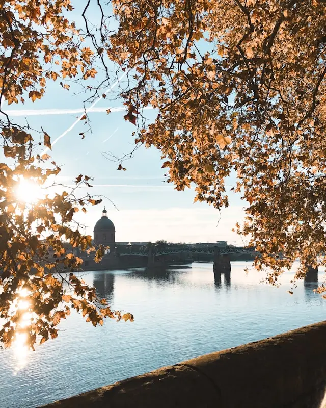 Chapelle Saint Joseph de la Grave à Toulouse photographiée de loin avec le soleil et la Garonne.